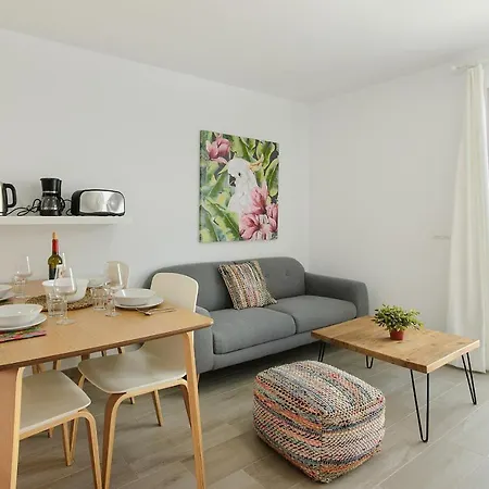 Purple Volcano Apartment, Free Access To The Fariones Sports Center * Puerto del Carmen (Lanzarote)
