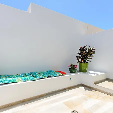 Purple Volcano Apartment, Free Access To The Fariones Sports Center * Puerto del Carmen (Lanzarote)